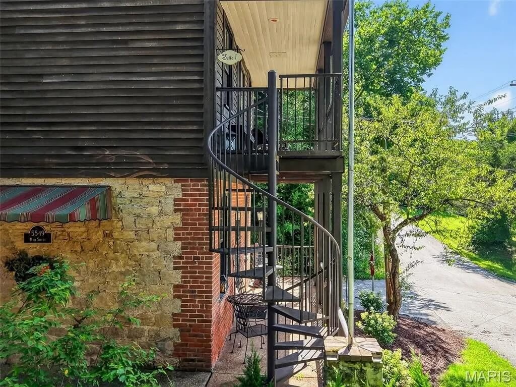 The Applegate Inn 1930 Log Cabin Augusta Missouri - 5 - side entrance.jpg