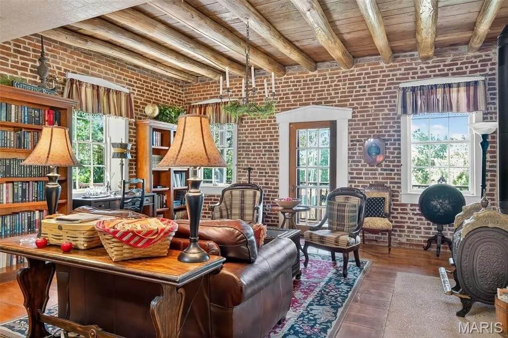 The Applegate Inn 1930 Log Cabin Augusta Missouri - 14 - living room.jpg