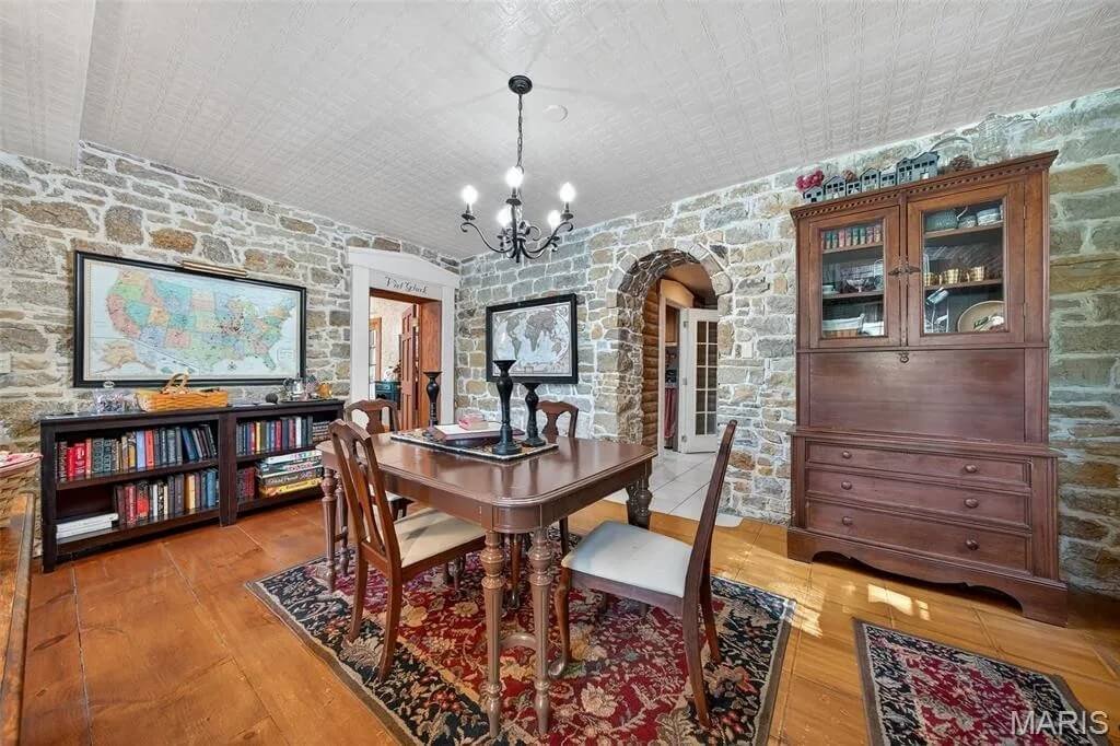 The Applegate Inn 1930 Log Cabin Augusta Missouri - 19 - dining room.jpg
