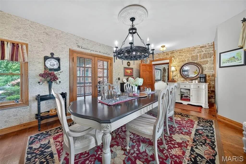 The Applegate Inn 1930 Log Cabin Augusta Missouri - 24 - dining area.jpg