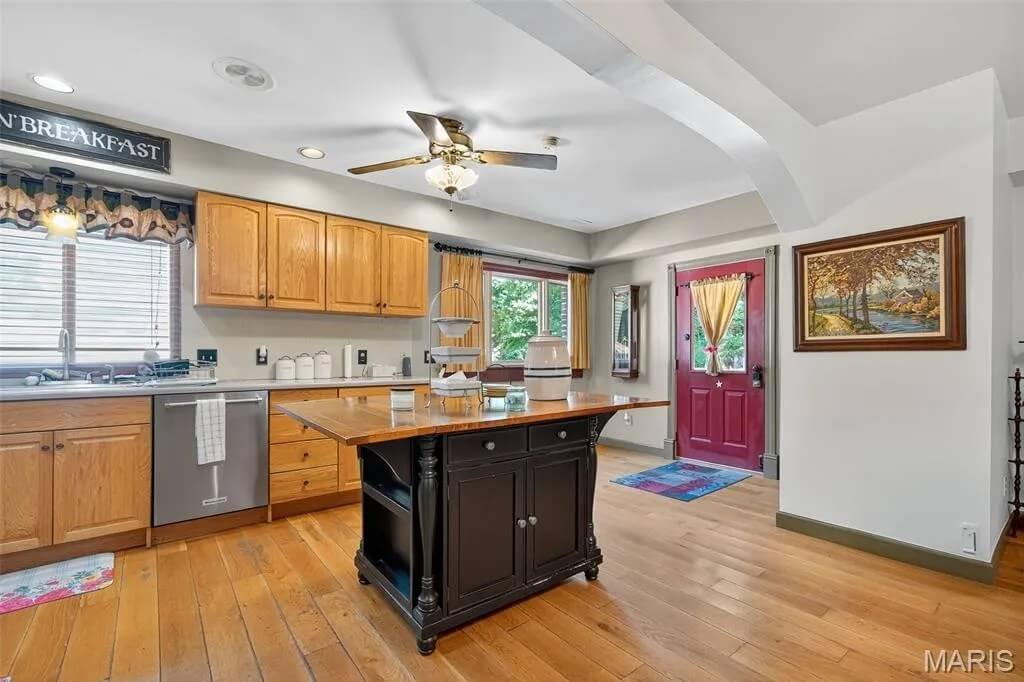 The Applegate Inn 1930 Log Cabin Augusta Missouri - 28 - kitchen.jpg