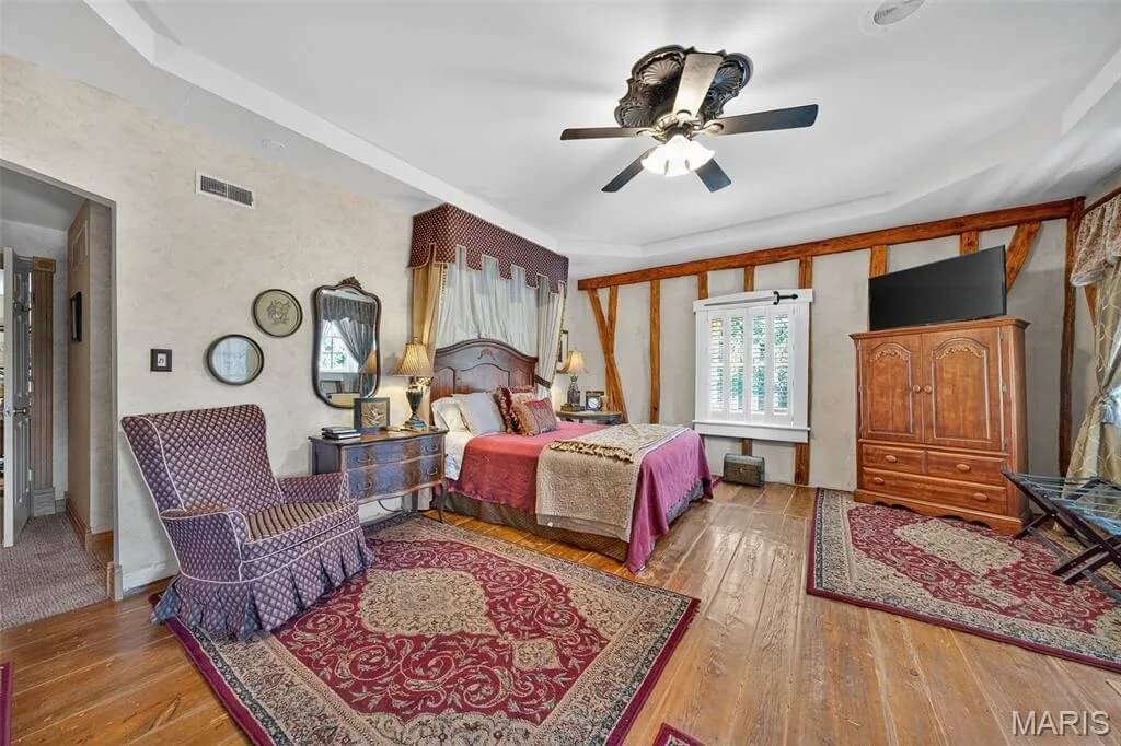 The Applegate Inn 1930 Log Cabin Augusta Missouri - 36 - bedroom.jpg