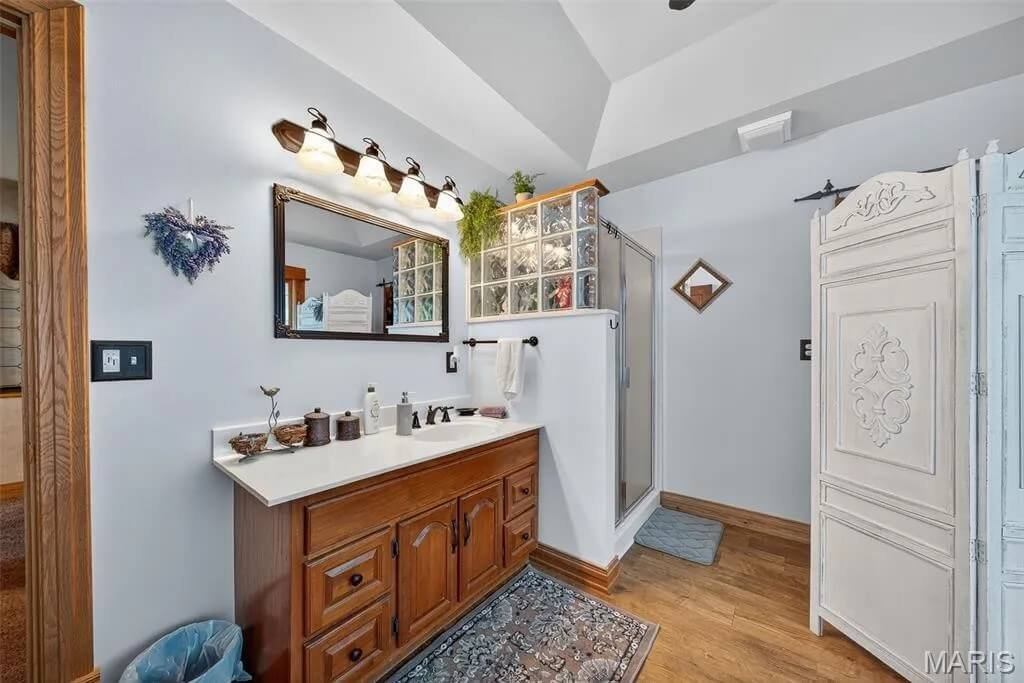 The Applegate Inn 1930 Log Cabin Augusta Missouri - 41 - bathroom.jpg