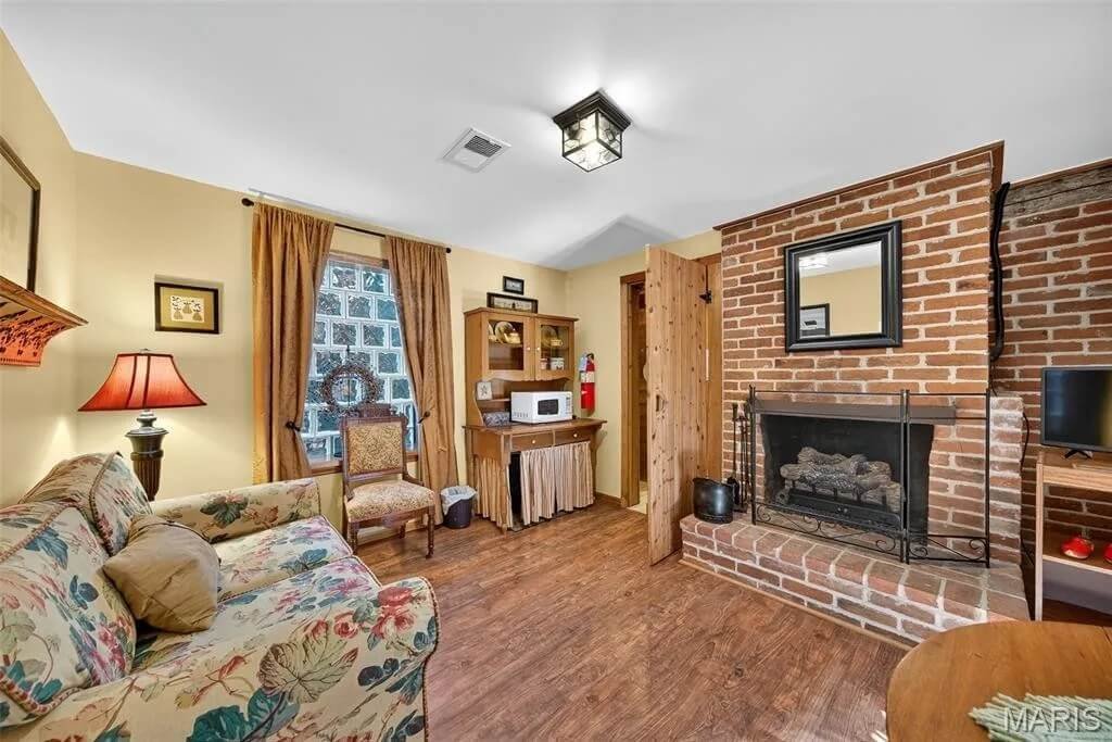 The Applegate Inn 1930 Log Cabin Augusta Missouri - 48 - relax room.jpg