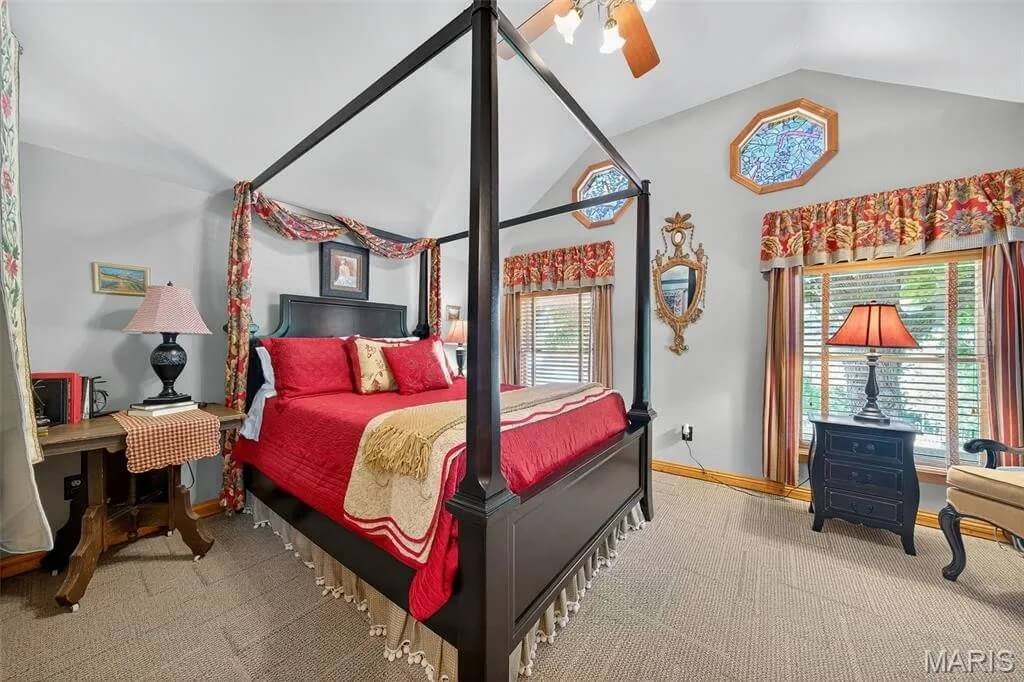 The Applegate Inn 1930 Log Cabin Augusta Missouri - 58 - top floor.jpg
