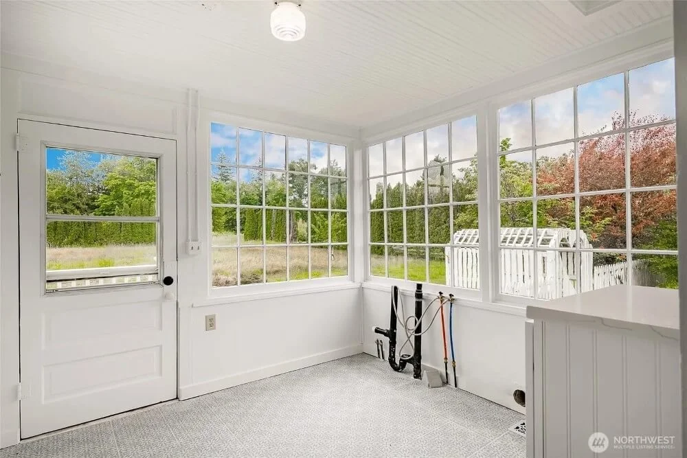 Slater Heritage House 1900 Victorian style Ferndale Washington - 16 - sunroom.jpeg