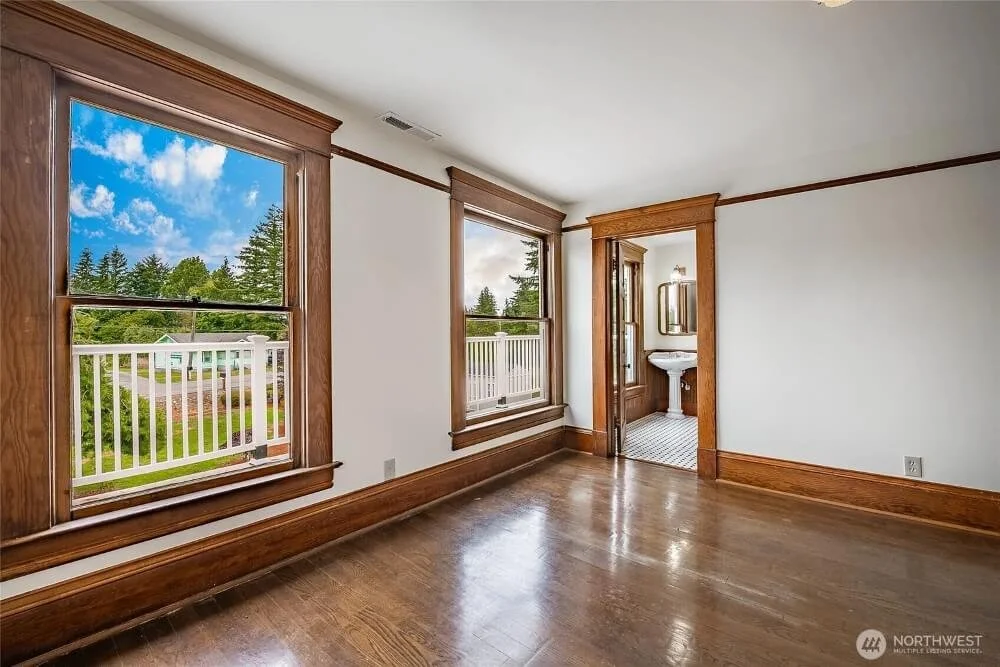 Slater Heritage House 1900 Victorian style Ferndale Washington - 19 - bedroom.jpeg