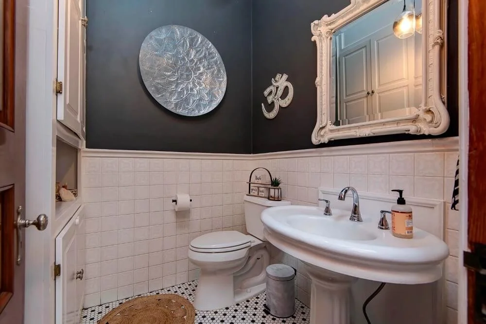 1886 Queen Anne house Springfield Missouri - 20 - bathroom.jpg