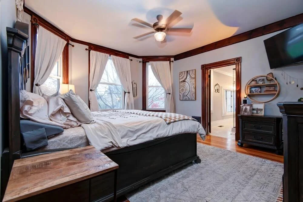 1886 Queen Anne house Springfield Missouri - 26 - bedroom.jpg