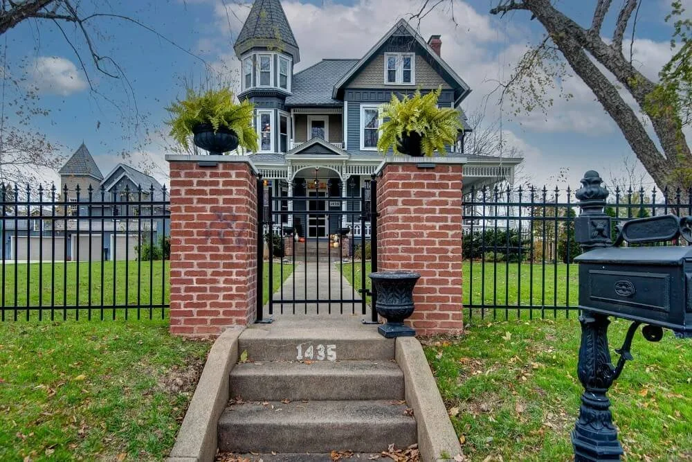 1886 Queen Anne house Springfield Missouri - 42 - front view.jpg