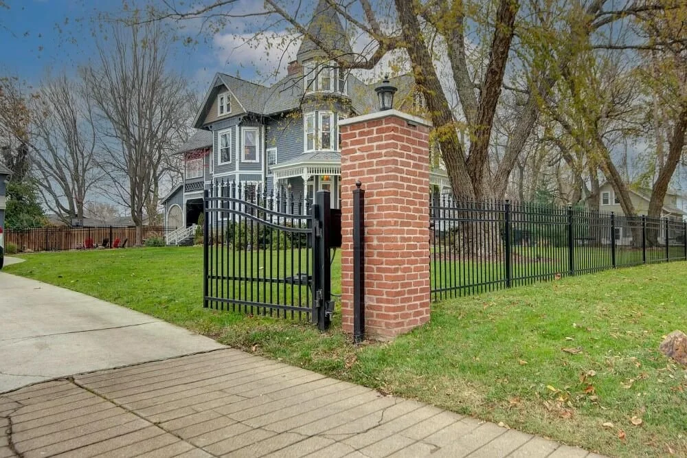 1886 Queen Anne house Springfield Missouri - 43 - entance gate.jpg