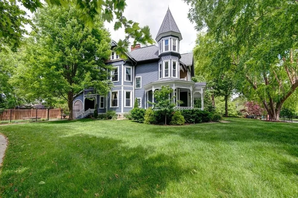1886 Queen Anne house Springfield Missouri - 48 - side view.jpg