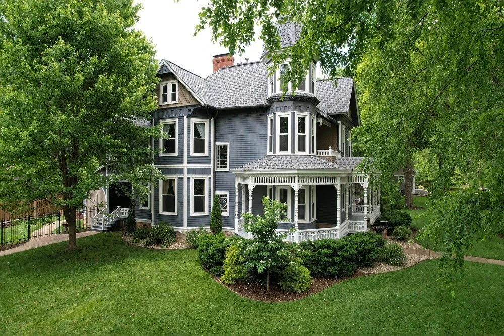 1886 Queen Anne house Springfield Missouri - 47 - side view.jpg