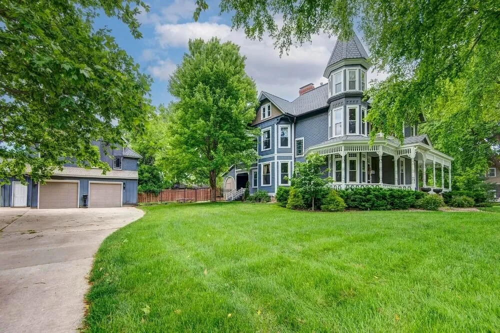 1886 Queen Anne house Springfield Missouri - 49 - side view.jpg