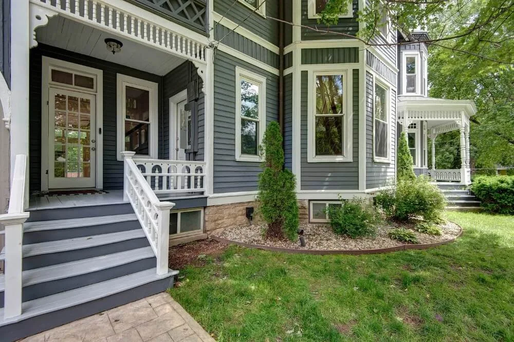 1886 Queen Anne house Springfield Missouri - 56 - porch.jpg