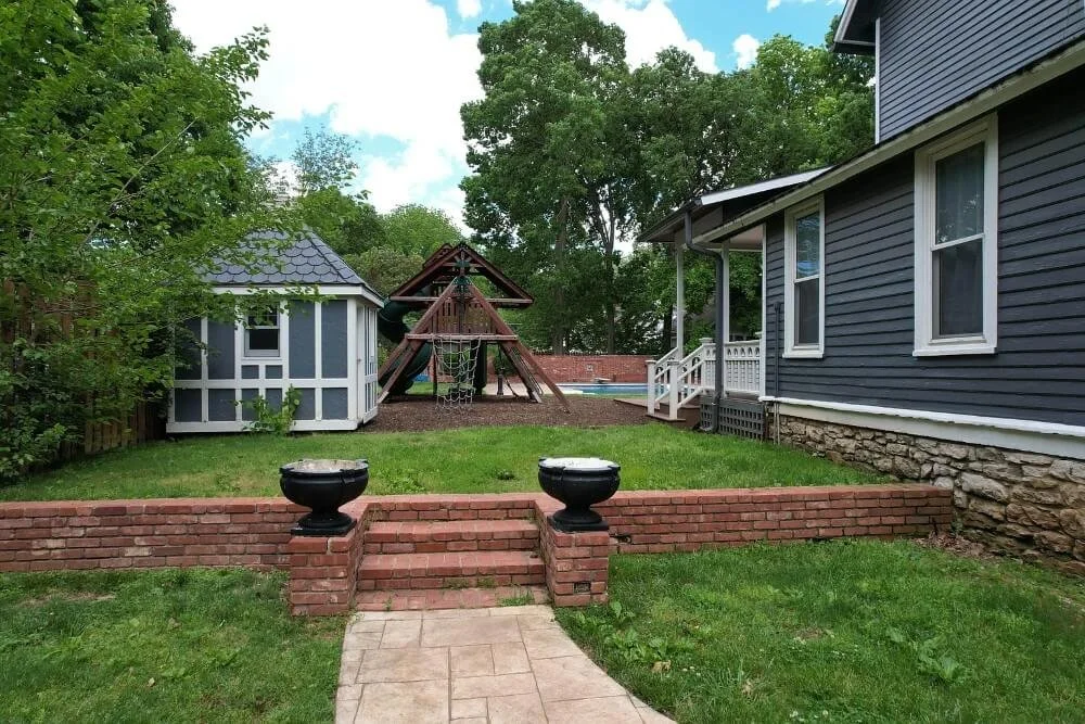1886 Queen Anne house Springfield Missouri - 68 - gaming area.jpg