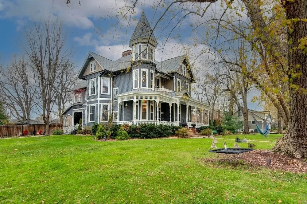 1886 Queen Anne house Springfield Missouri - 78 - side view.jpg
