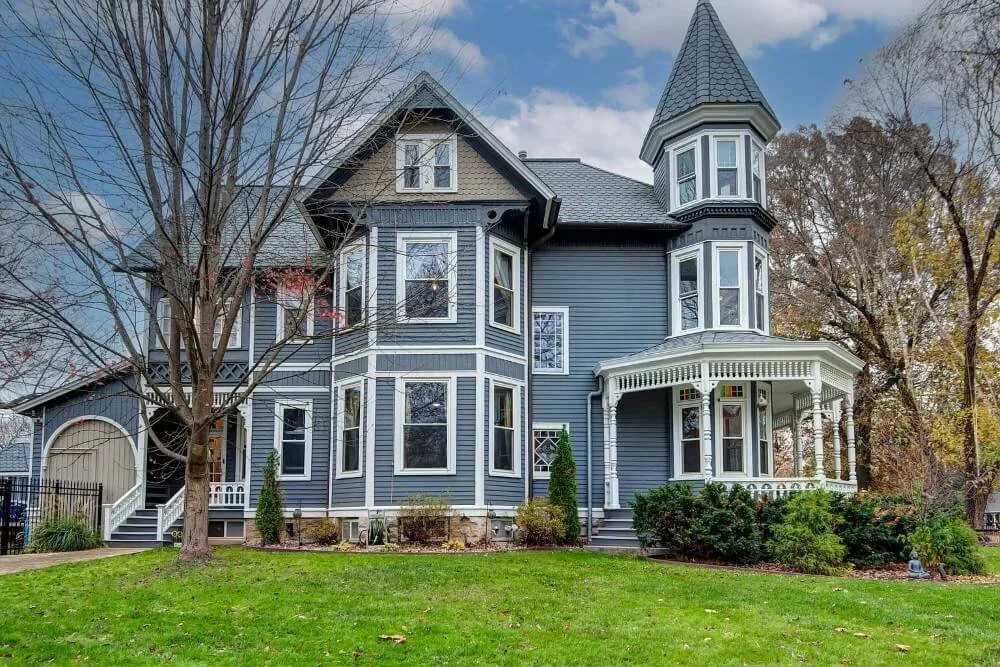 1886 Queen Anne house Springfield Missouri - 80 - side view.jpg