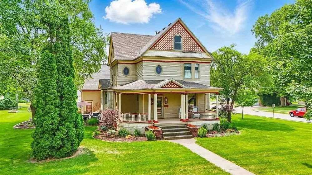 1898 Folk Victorian house Mount Pleasant Iowa - 1 - front view.jpg