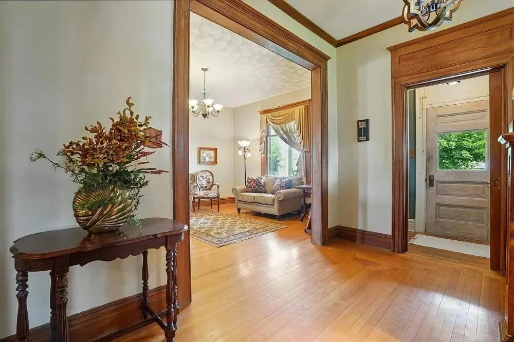 1898 Folk Victorian house Mount Pleasant Iowa - 5 - entrance.jpg