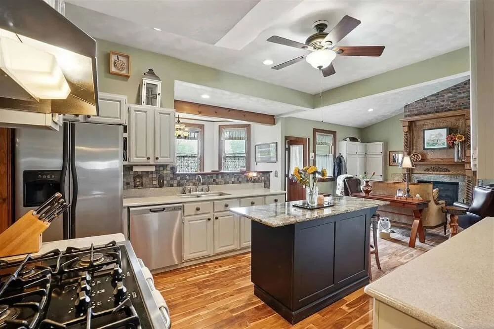 1898 Folk Victorian house Mount Pleasant Iowa - 16 - kitchen.jpg