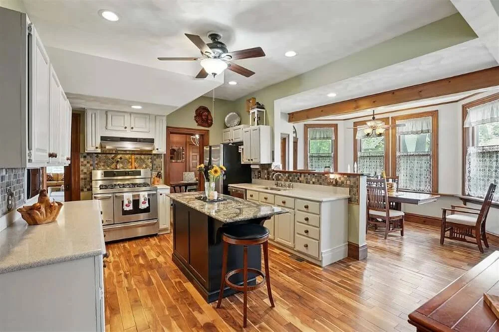 1898 Folk Victorian house Mount Pleasant Iowa - 19 - kitchen.jpg