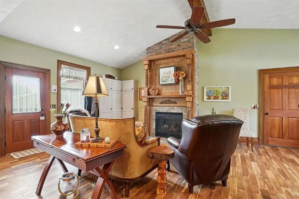 1898 Folk Victorian house Mount Pleasant Iowa - 24 - family room.jpg