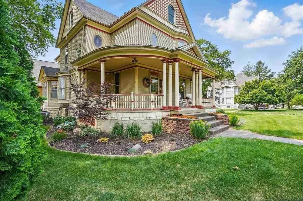1898 Folk Victorian house Mount Pleasant Iowa - 60 - side view.jpg