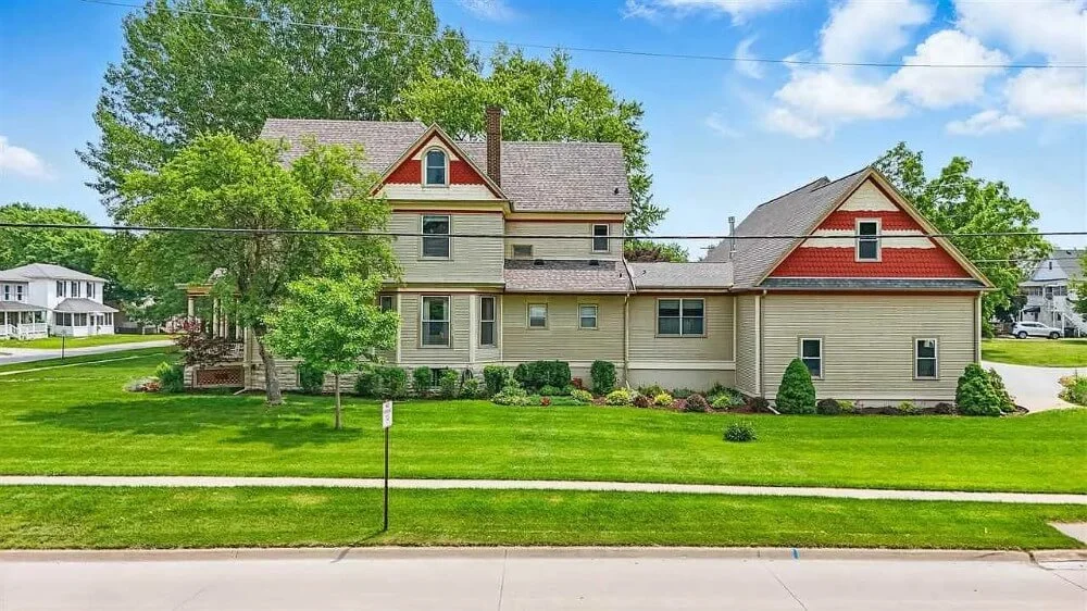1898 Folk Victorian house Mount Pleasant Iowa - 61 - side view.jpg