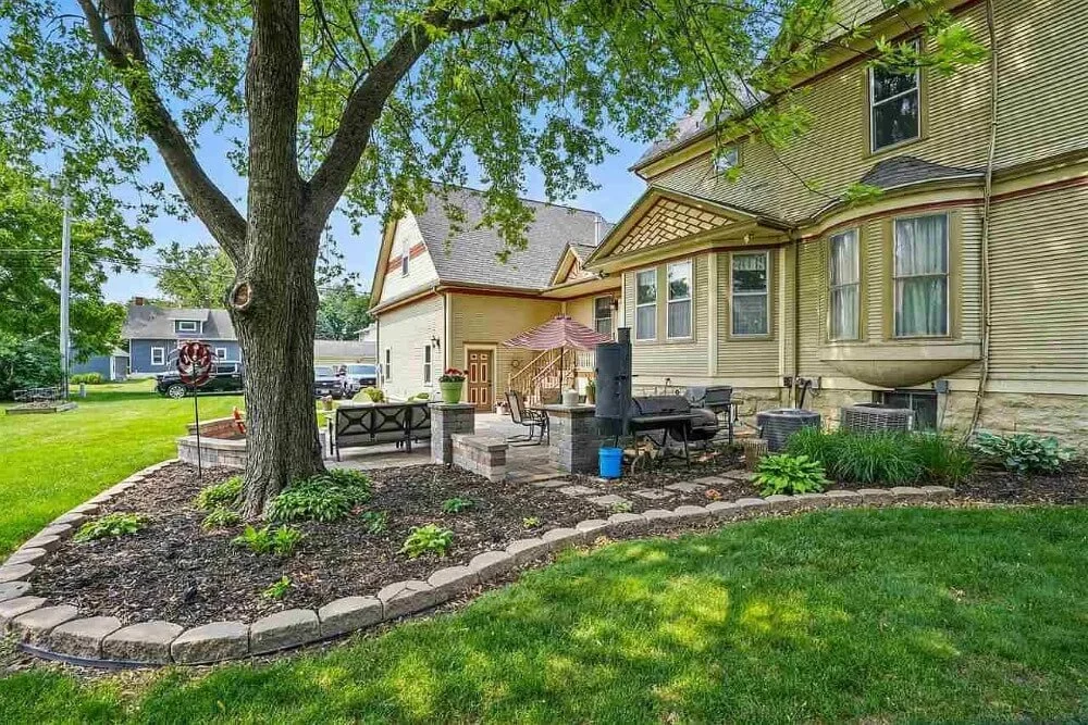 1898 Folk Victorian house Mount Pleasant Iowa - 63 - backyard.jpg