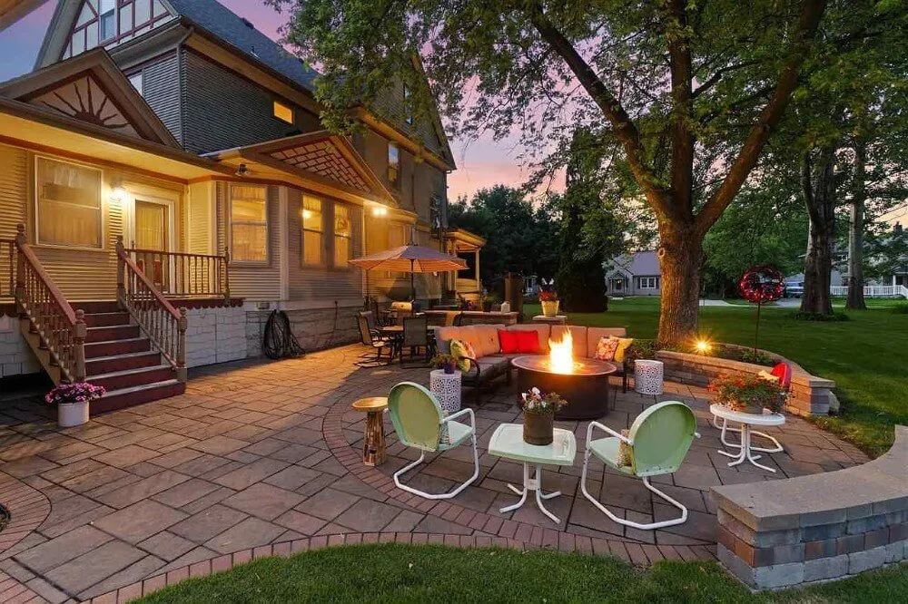 1898 Folk Victorian house Mount Pleasant Iowa - 70 - night view.jpg