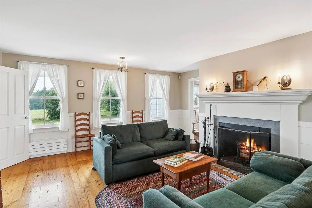 1830 Greek Revival house Shrewsbury Vermont - 16 - living area.jpg