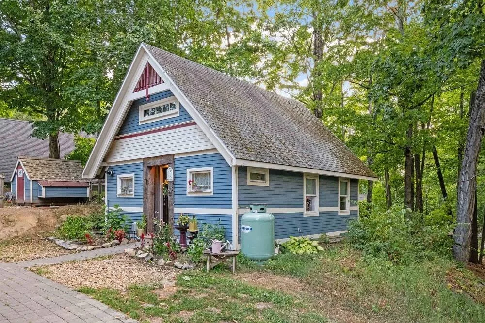 1897 Queen Anne house Wolfeboro New Hampshire - 3 - carriage house.jpg