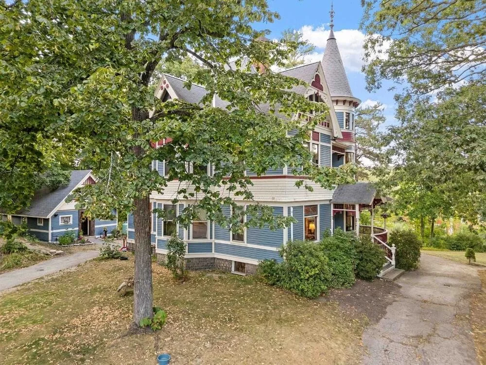 1897 Queen Anne house Wolfeboro New Hampshire - 57 - side view.jpg
