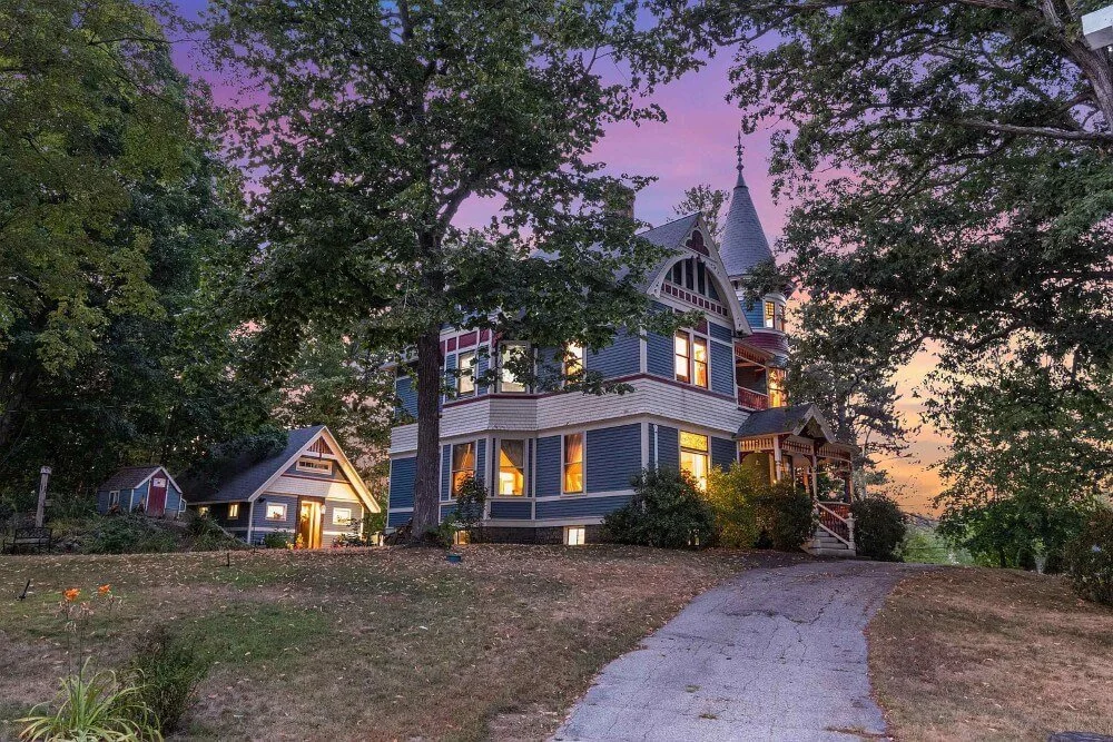 1897 Queen Anne house Wolfeboro New Hampshire - 59 - side view.jpg