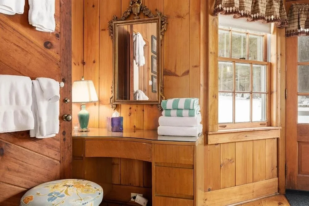 Boorn Brook Farm 1890 Farmhouse Manchester Vermont - 32 - bathroom.jpg