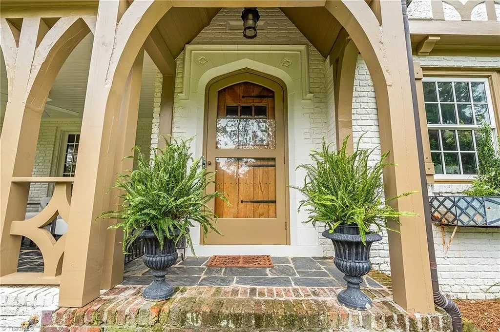 1924 Tudor house High Point North Carolina - 9 - front door.webp
