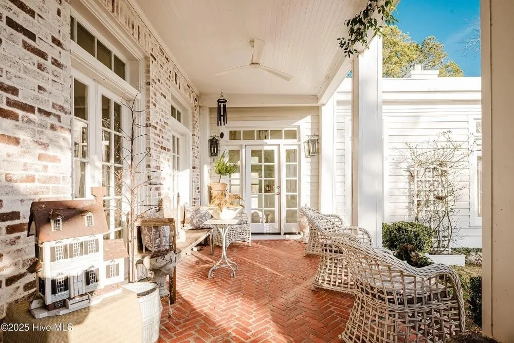 1928 Historic house Edenton North Carolina - 44 - front porch.jpg