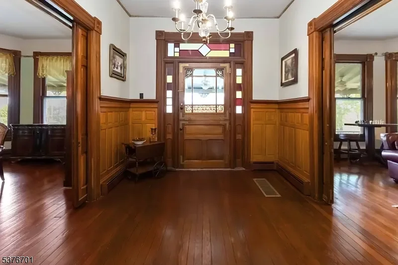The William Arnott House 1890 Queen Anne Boro New Jersey - 5 - foyer.webp