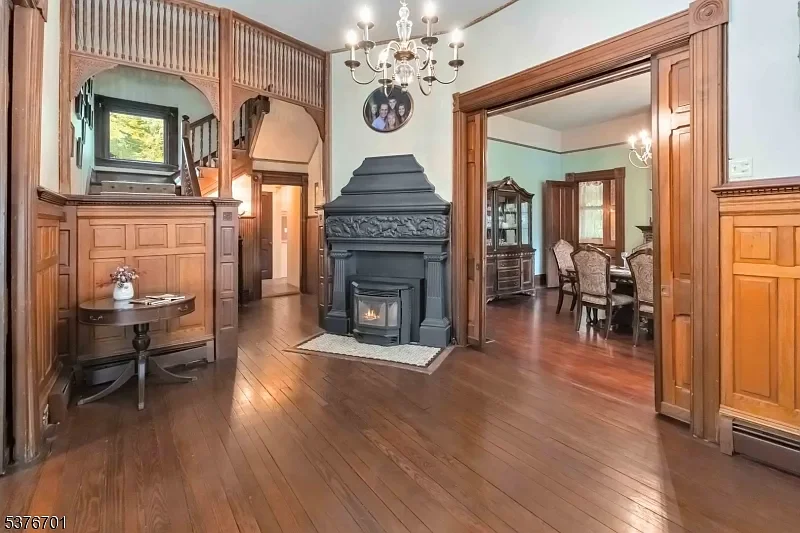 The William Arnott House 1890 Queen Anne Boro New Jersey - 6 - foyer.webp