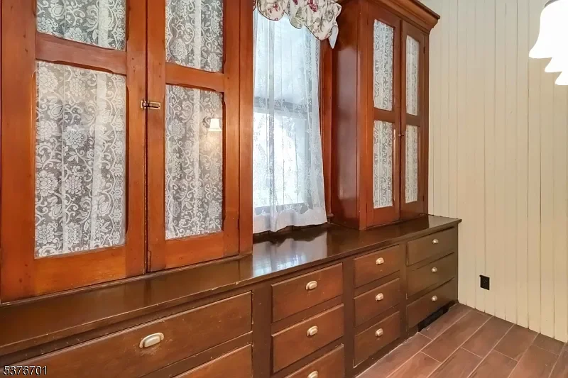 The William Arnott House 1890 Queen Anne Boro New Jersey - 13 - dining room.webp