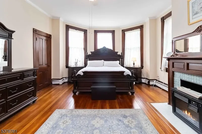 The William Arnott House 1890 Queen Anne Boro New Jersey - 25 - bedroom.webp