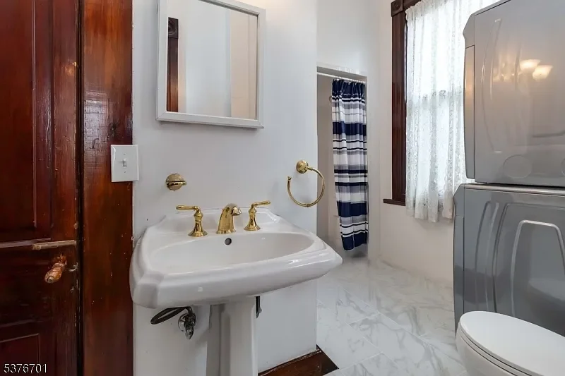 The William Arnott House 1890 Queen Anne Boro New Jersey - 30 - bathroom.webp