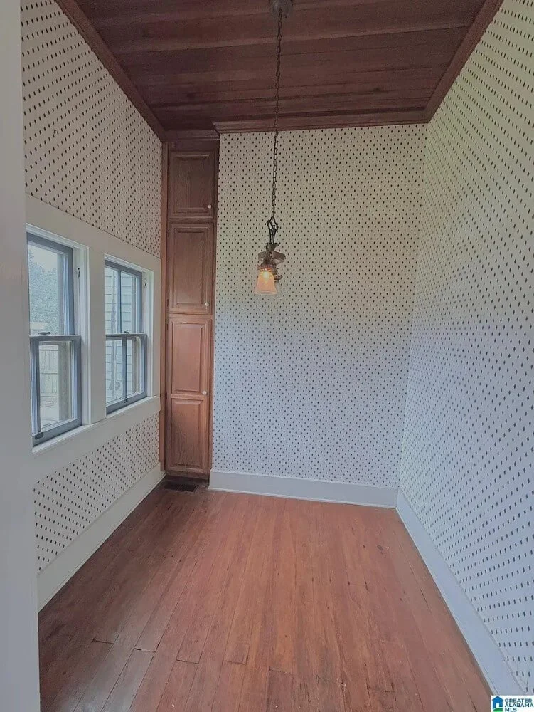 1890 Victorian house Piedmont Alabama - 19 - room.jpg