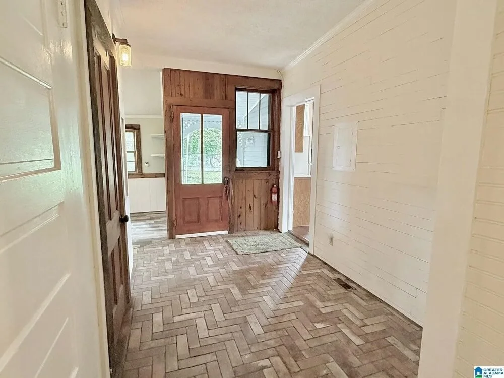 1890 Victorian house Piedmont Alabama - 57 - room.jpg
