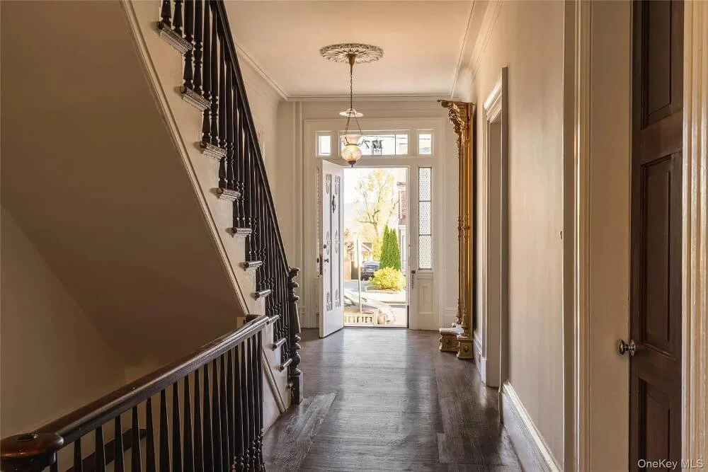 1836 Historic house Newburgh New York - 5 - foyer.jpg