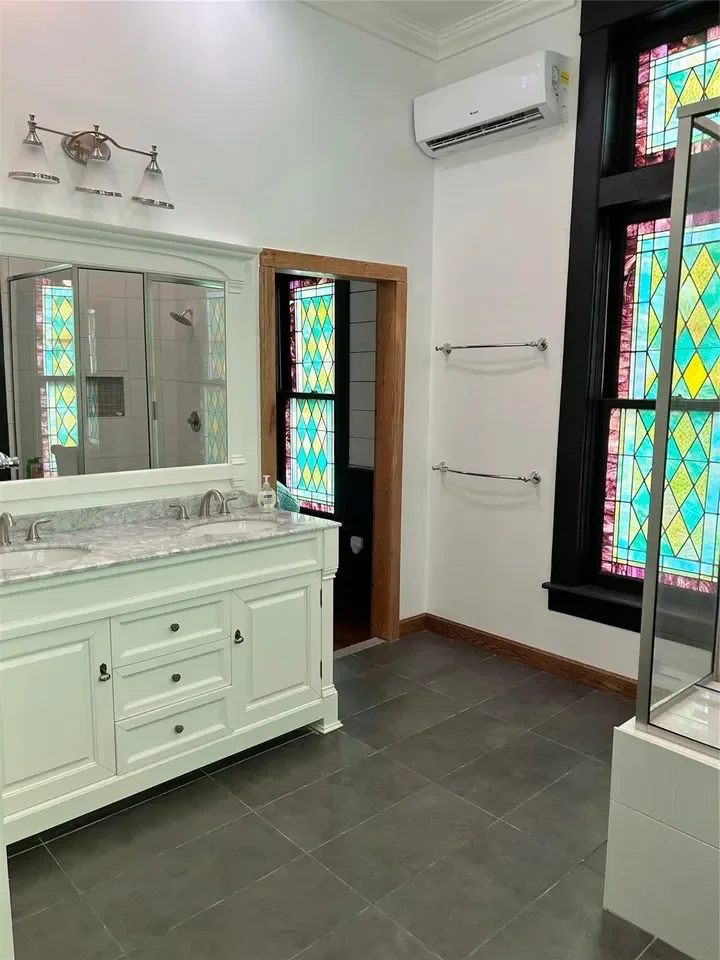 1912 Church converted to home Thornton Texas - 16 - bathroom.webp