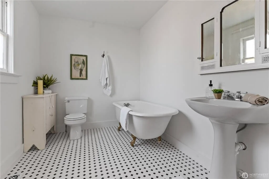 Slater Heritage House 1900 Victorian style Ferndale Washington - 10 - bathroom.jpeg