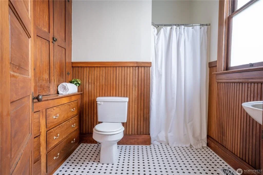 Slater Heritage House 1900 Victorian style Ferndale Washington - 16 - bathroom.jpeg