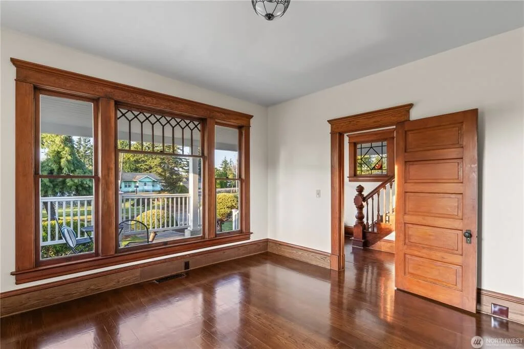 Slater Heritage House 1900 Victorian style Ferndale Washington - 17 - sunroom.jpeg